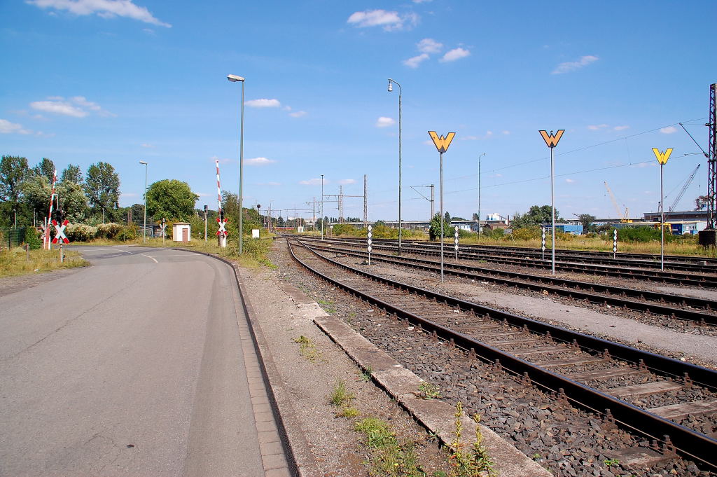 Ansicht im Duisburger Hafen Kohleninsel, Rangiergleise und Wartesignale. Sonntag den 12.8.2012