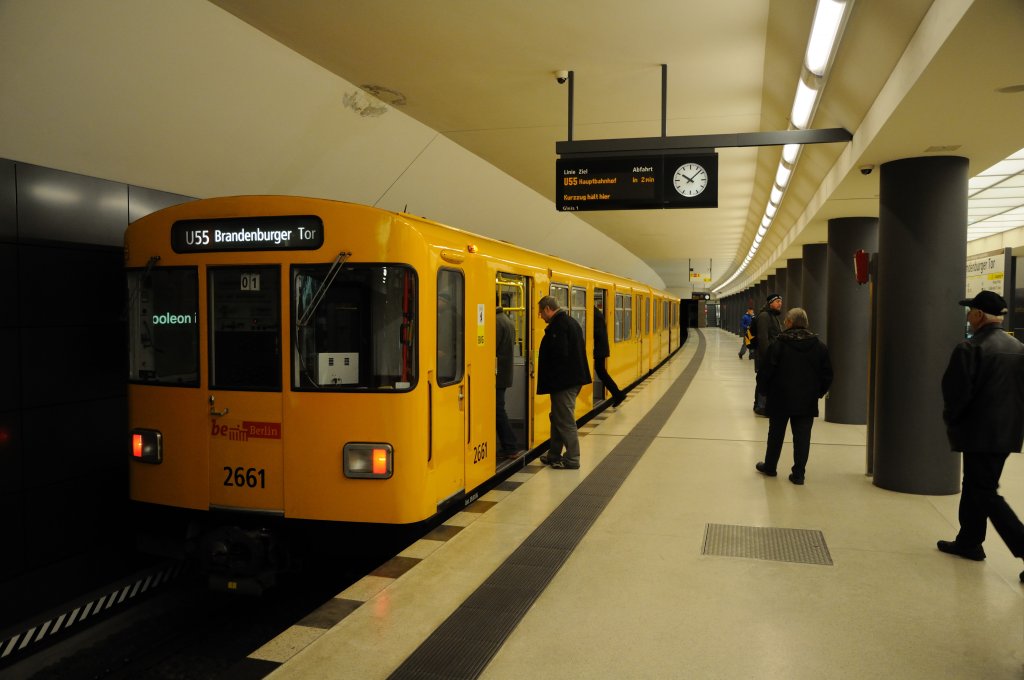 Ansicht der krzesten U-Bahn in Berlin, der Linie U55 vom Brandenburger Tor zum Hauptbahnhof. Diese Linie hat 3 Haltestellen und keine Verbindung zum restlichen U-Bahn-Netz, aufgenommen am 02.04.2012.