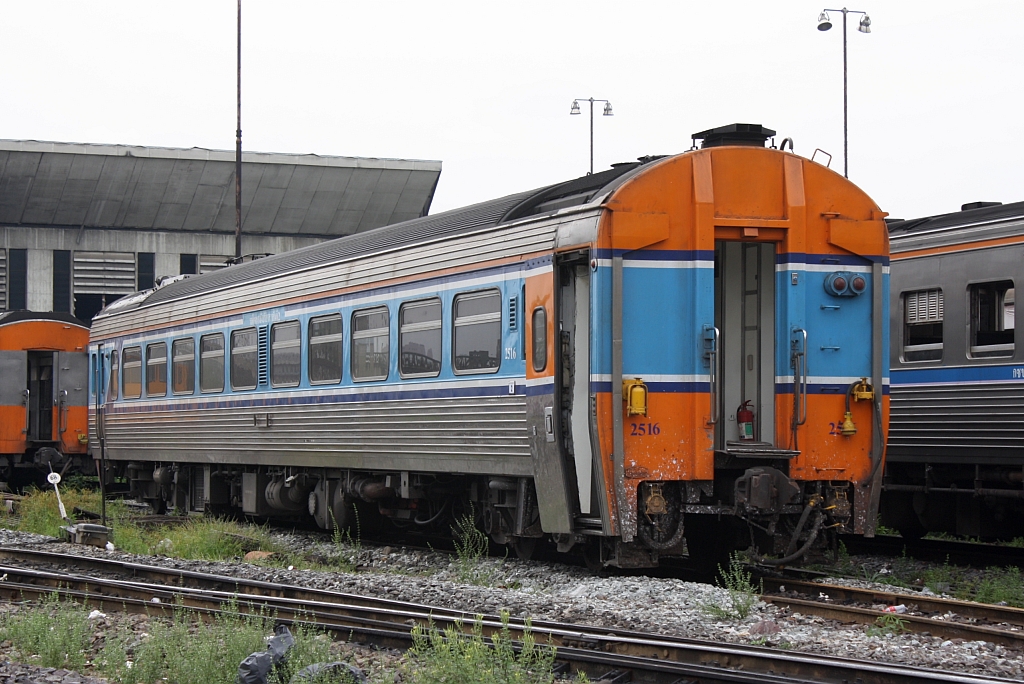 Ansicht der Rückseite des APD.20 2513, abgestellt im Depot Hua Lamphong am 16.Mai 2012.
