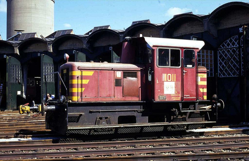 Ansonsten schwer zu Gesicht bekommt man in Luxembourg die 
CFL Kleinlokomotiven von Henschel. Beim Jubilum konnte man im 
Depot fotografieren und dort bekam man wie hier die CFL ist 1011 
am 7.9.1996 vor die Linse.