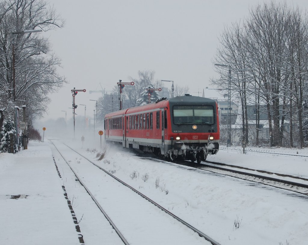 Anstatt der erhofften 218 mit drei n-Wagen kam am 29.12.10 der Kemptner 628 244 als Regionalexpress von Ulm nach Kempten durch den Bahnhof von Senden gerauscht.