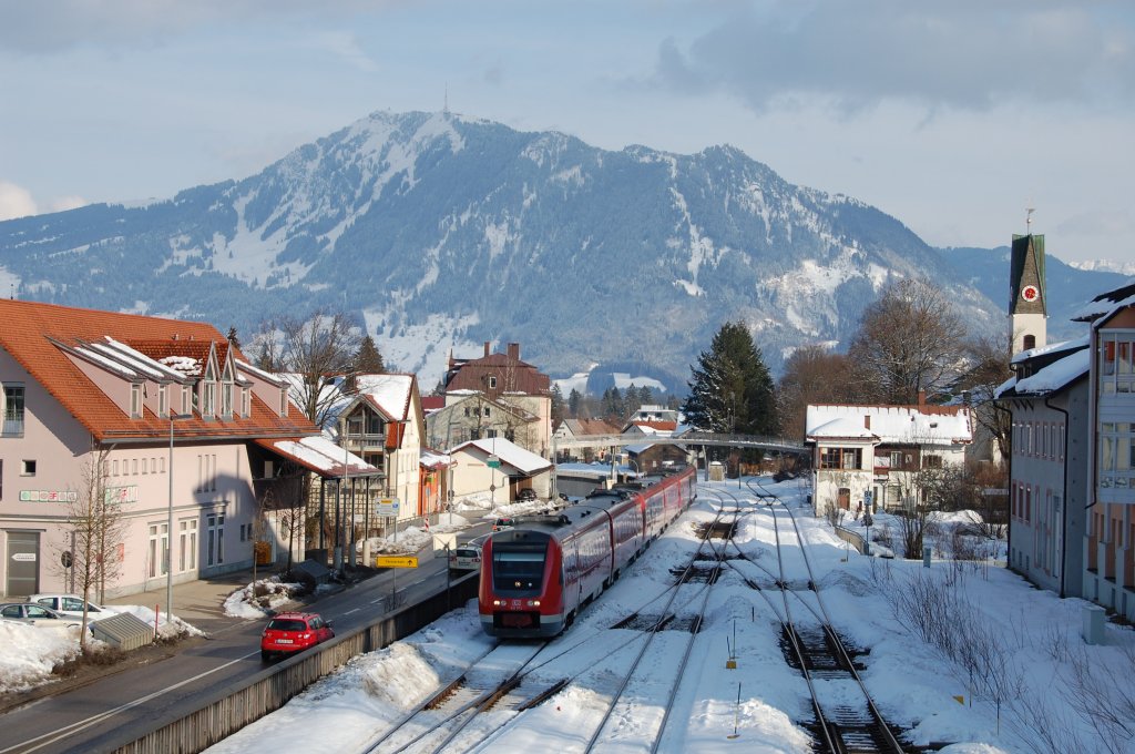 Anstatt der erwarteten 218 mit einem IC nach Oberstdorf rollte dieses 612-Trio um 15:34 des 20.2.2010 vor der imposanten Kulisse des Grntens in den Immenstdter Bahnhof ein. Angefhrt wurde der Zug von dem Kemptner 612 574. Der erwartete IC kam dann wenige Minuten danach mit einer Versptung von 9 Minuten eingefahren...