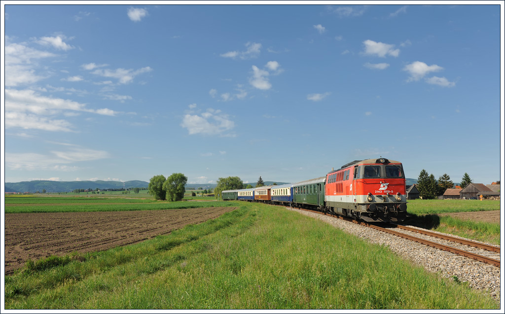 Anstatt der grnen 2143 040 bespannte am 6.5.2012 2143 009 den Sonderzug 14676 von Wien Fjb ber Tulln nach Ernstbrunn. Die Aufnahme zeigt den Zug nach dem Strzen in Korneuburg in Harmannsdorf.