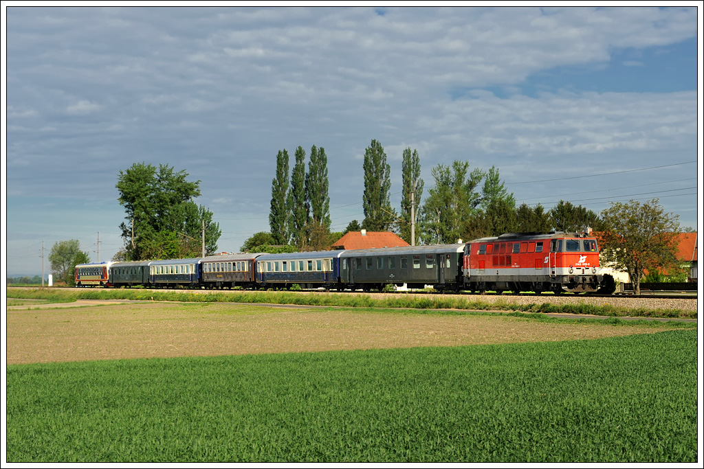 Anstatt der grnen 2143 040 bespannte am 6.5.2012 2143 009 den Sonderzug 14676 von Wien Fjb ber Tulln nach Ernstbrunn. Die Aufnahme zeigt den Zug in Gaisruck.