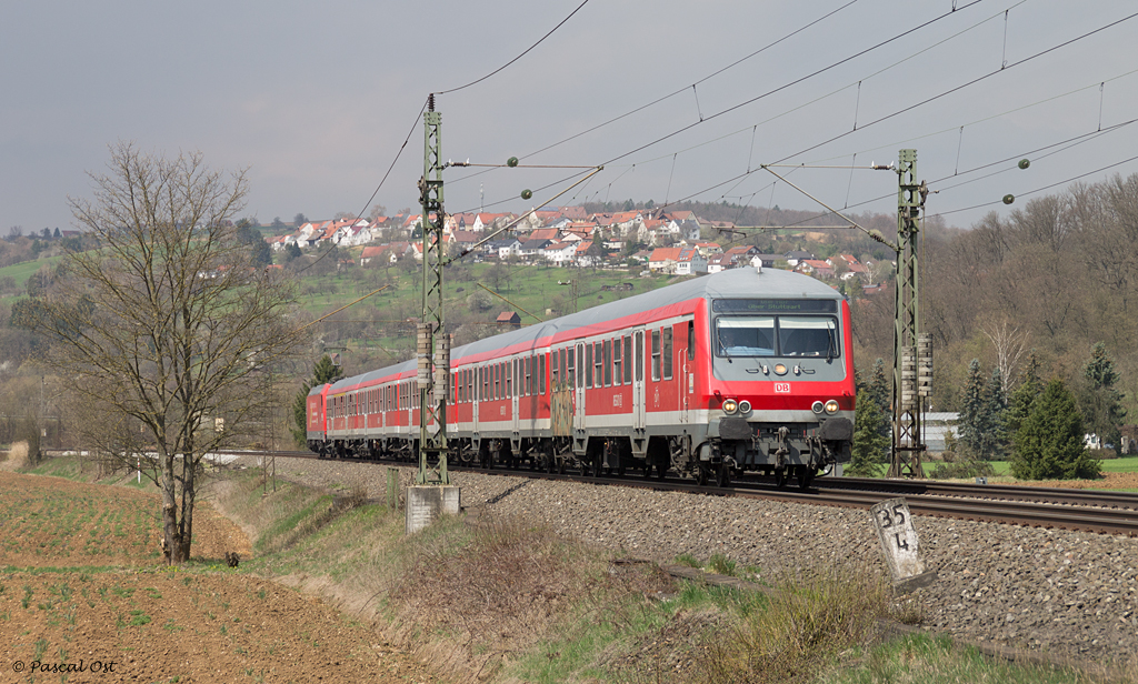 Anstatt der planmigen Doppelstockwagen wurde dieser Regionalzug am 16. April aus n-Wagen gebildet. Auf ihrem Weg von Mosbach-Neckarelz nach Ulm konnte ich die Ersatzgarnitur bei Uhingen ablichten. Am Ende schiebt eine Stuttgarter 146.2.