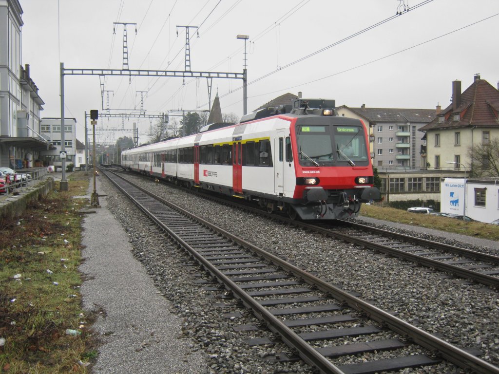 Anstelle des 3-teiligem NPZ verkehrte heute ein 4-teiliger Domino als R 6541 Solothurn-Gnsbrunnen. Eigentlich sollte im Bild der letzte planmssige NPZ in der Region Solothurn sein, so hatten zumindest die Kunden die Freude, in einem etwas moderneren Zug zu sitzen. Solothurn West, 25.01.2012. Gruess an den LF!