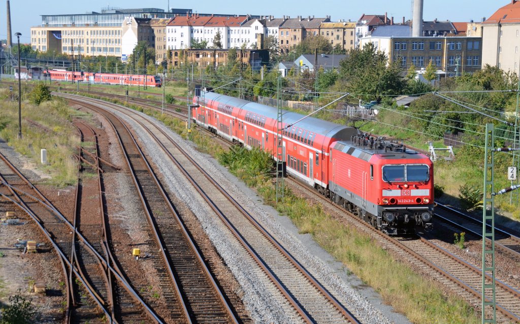 Anstelle der planmigen BR 145 bespannte 143 243 am 15.10.11 einen RE Leipzig - Dresden. Fotografiert in Leipzig, nhe Hp. Leipzig Ost.