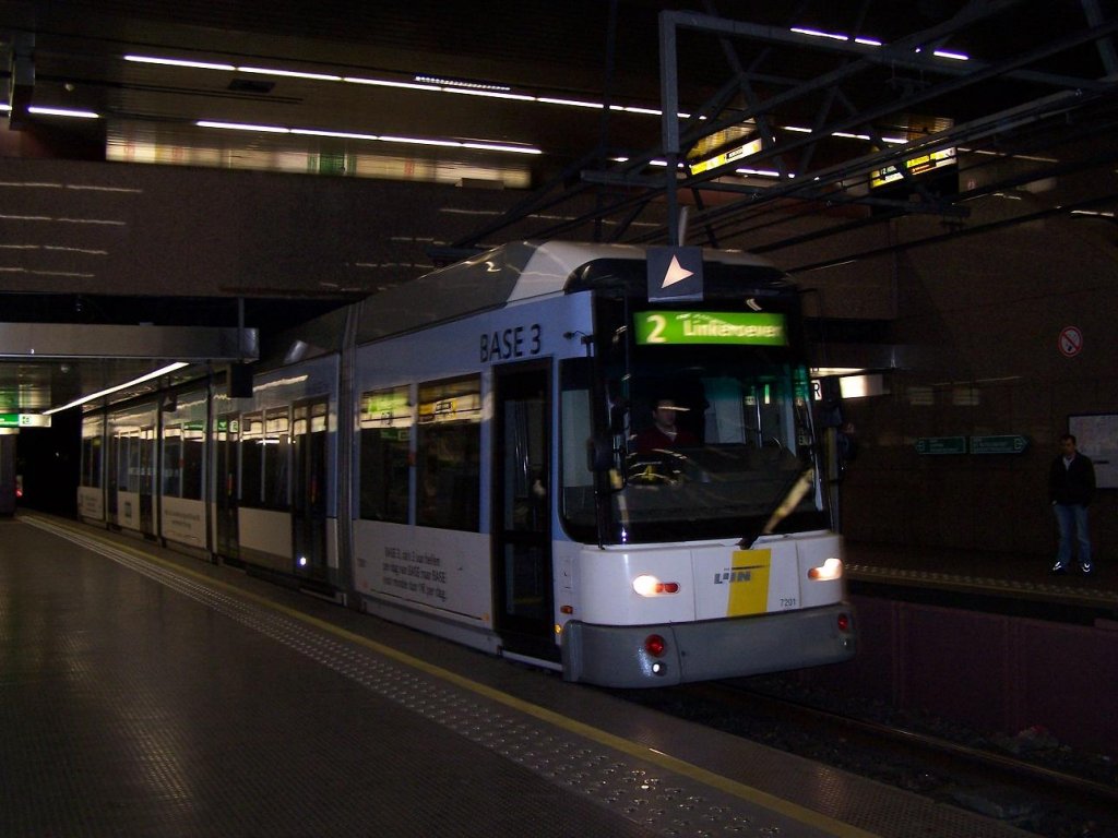 Antwerpen : Nr 7201 in einer unterirdische Haltestelle am 29/03/09.
