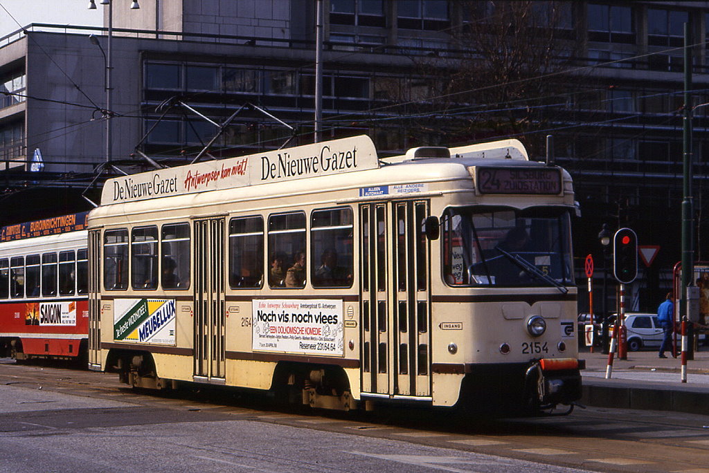 Antwerpen Tw 2154 am Fr.Roosevelt Plaats im Verlauf der Gemeentestraat, 03.04.1988. Zu der Zeit liefen noch ein Handvoll Tw in der uralten beigen Lackierung.