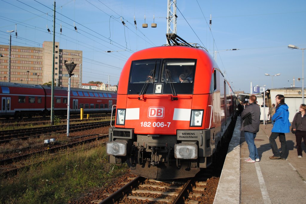 Anziehungspunkt ist natrlich auch die moderne Generation Eisenbahn. am 03.10.2010 auf Gleis 22 zum Bahnfest in Berlin Lichtenberg