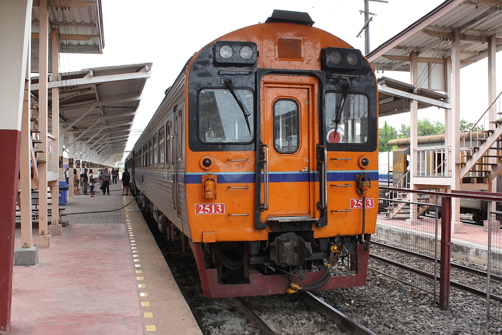 APD.20 2513 als letztes Fahrzeug des SP DRC 21 (Bangkok - Ubon Ratchathani) am 15.Juni 2011 auf Gleis 3 der Nakhon Ratchasima Station.
