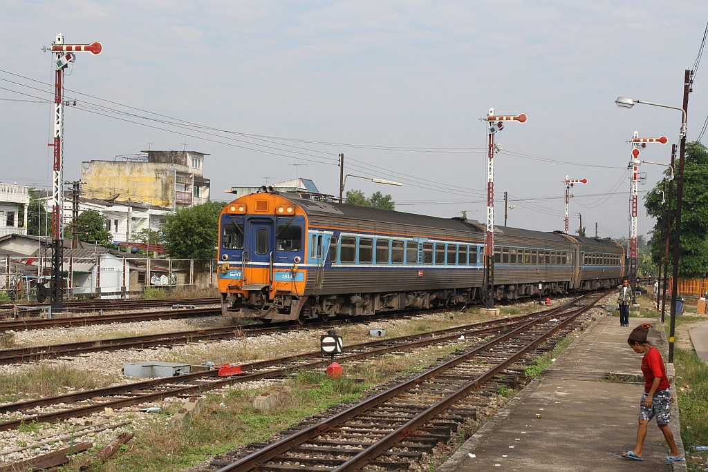 APD.20 2514 fährt am 08.Jänner 2013 als erstes Fahrzeug des SP EXP DRC 39/41 aus Bangkok in die Surat Thani Station ein. - Während der vordere Teil als SP EXP DRC 41 weiter nach Yala fährt, wendet der hintere Teil als SP EXP DRC 39 in der Surat Thani Station auf den SP EXP DRC 40 nach Bangkok.
