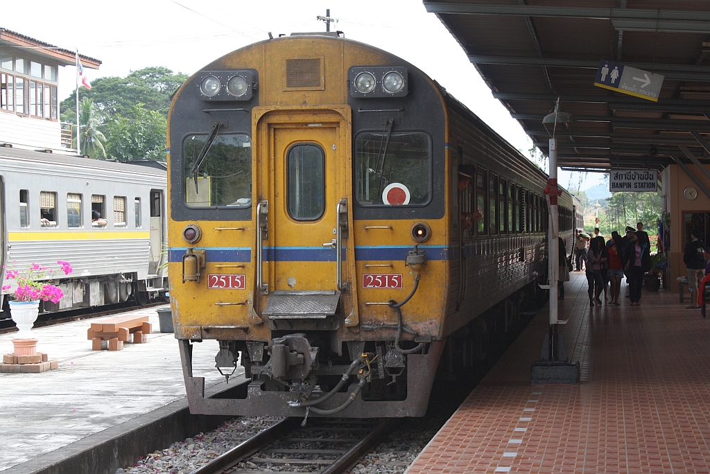 APD.20 2515 (Daewoo Heavy Industries, Bauj. 1995) als letzter Wagen des SP DRC 12 (Chiang Mai - Bangkok) am 08.Jänner 2011 in der Pan Pin Station.

