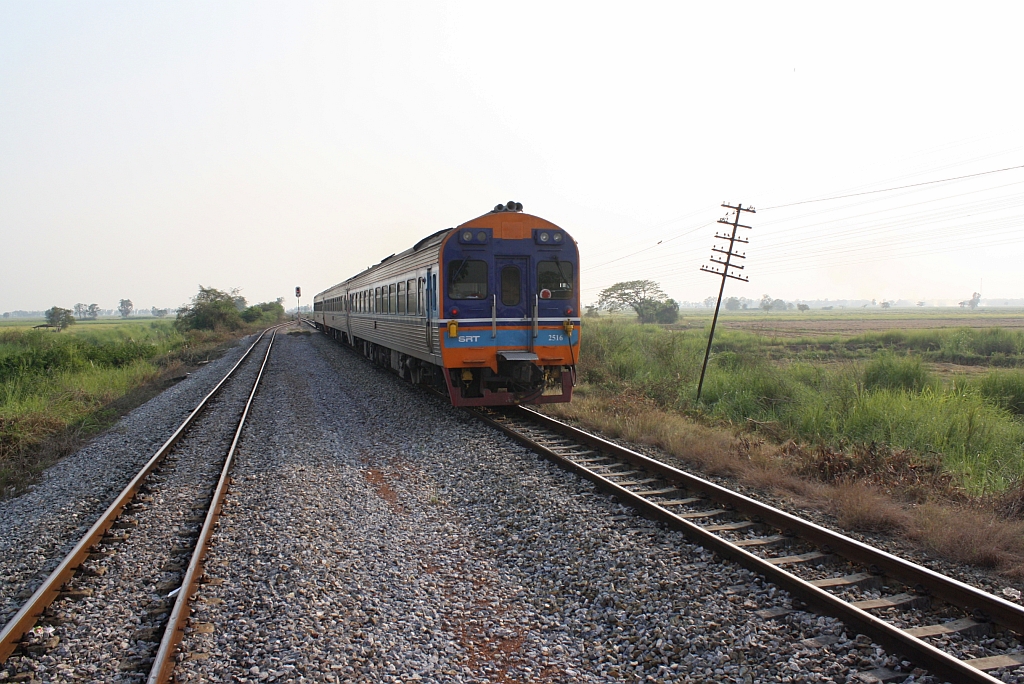 APD.20 2516 als letztes Fahrzeug des SP EXP DRC 12 von Chiang Mai nach Bangkok am 13.März 2012 bei der Fahrt durch die Wang Krang Station.


