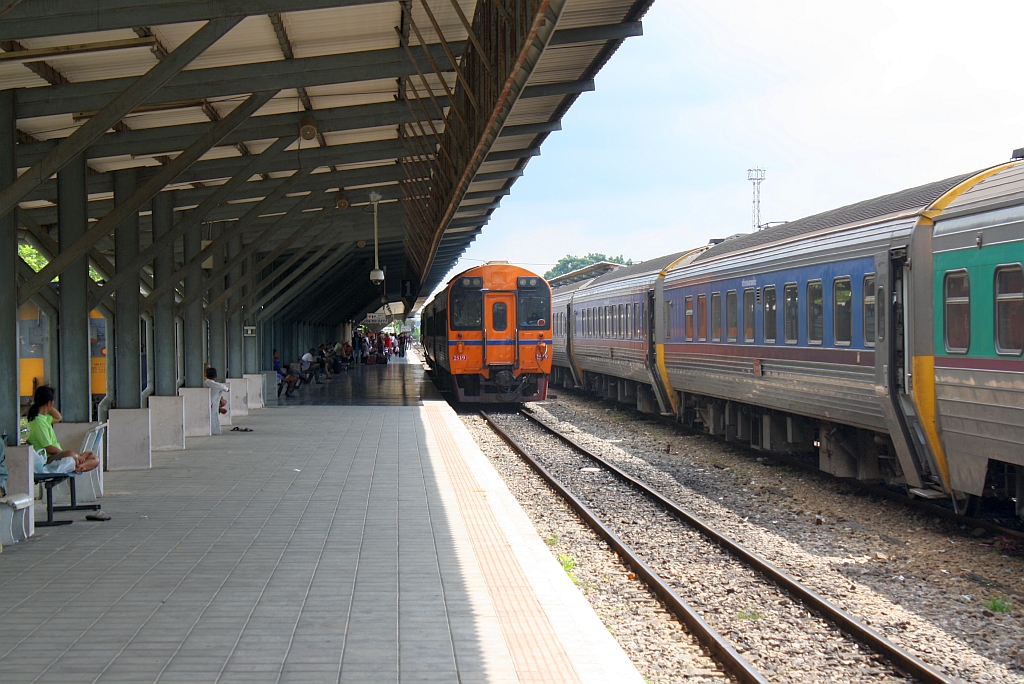 APD.20 2519 (Daewoo Heavy Industries, Bauj. 1995) am 28.Oktober 2010 als SP EXP DRC 41 (Bangkok - Yala) beim planmäßigem Halt in der Hat Yai Junction.

