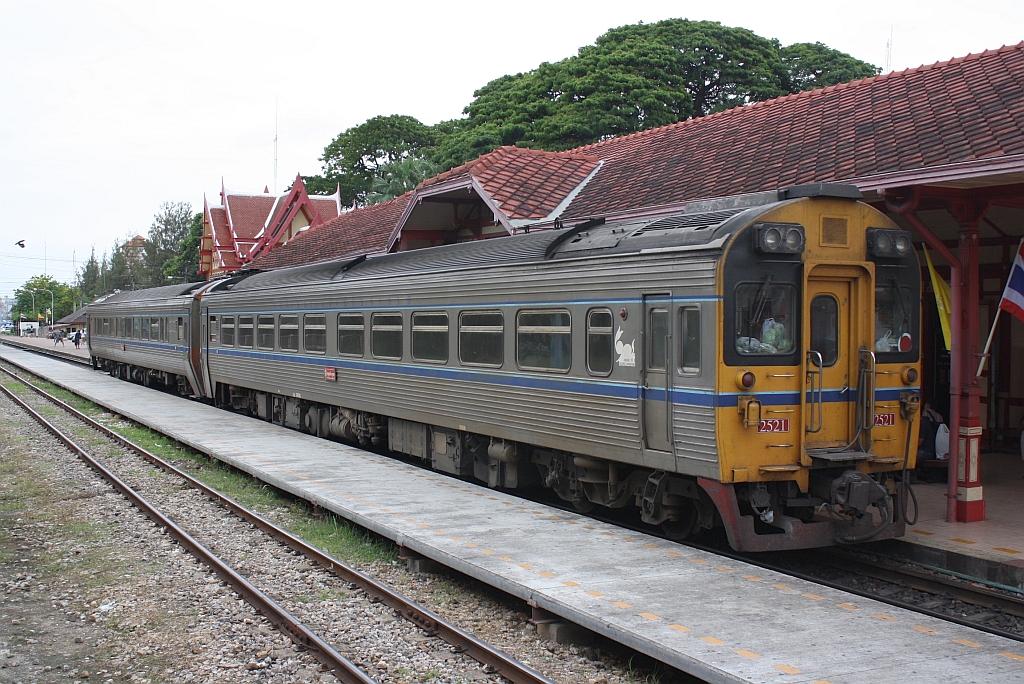 APD.20 2521 als letztes Fahrzeug des SP EXP 40 von Surat Thani nach Bangkok am 03.Juni 2012 in der Hua Hin Station.