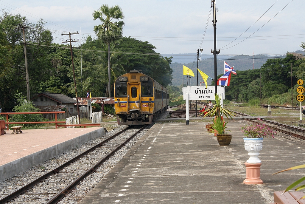 APD.20 2521 (Daewoo Heavy Industries, Bauj. 1995) als SP DRC 12 (Chiang Mai - Bangkok) am 08.Jänner 2011 bei der Einfahrt in die Pan Pin Station.