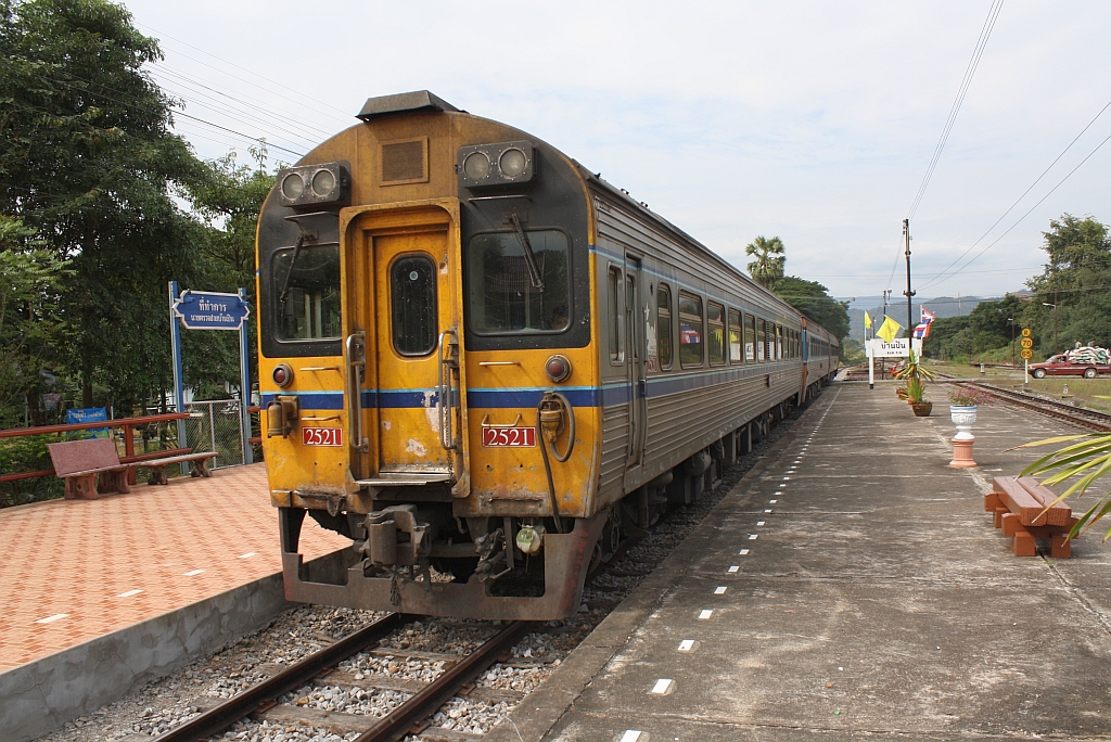 APD.20 2521 (Daewoo Heavy Industries, Bauj. 1995) als SP DRC 12 (Chiang Mai - Bangkok) am 08.Jänner 2011 in der Pan Pin Station.