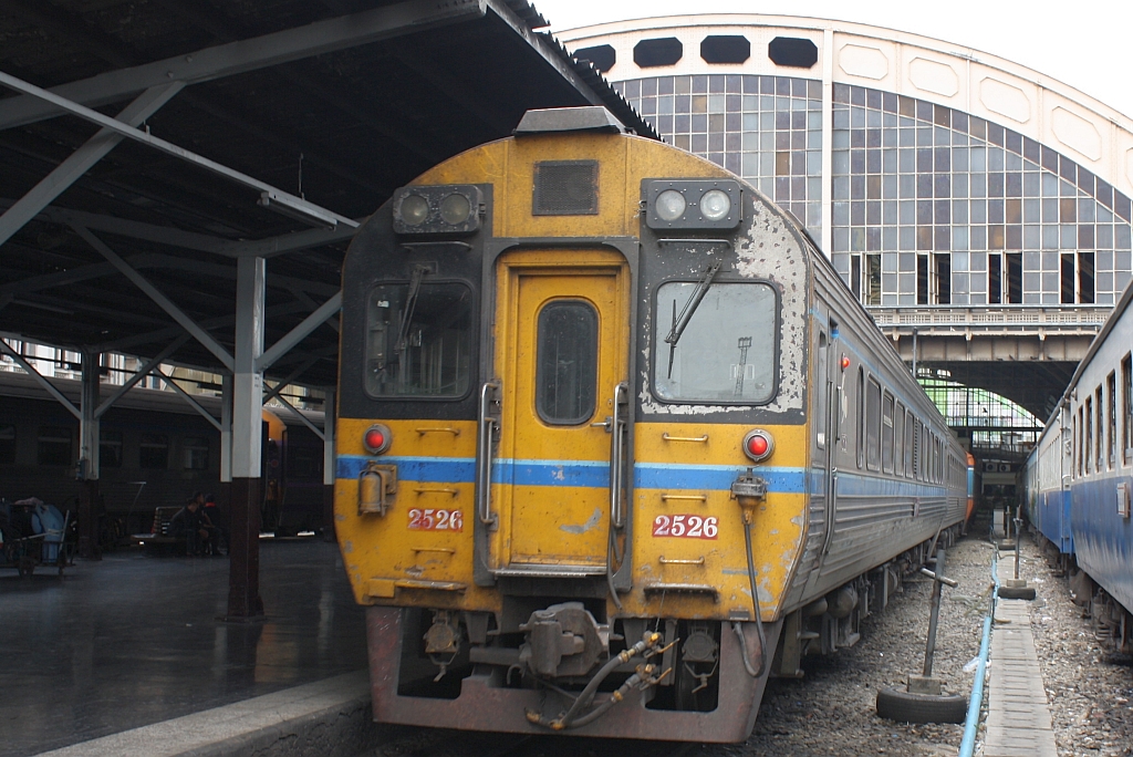 APD.60 2526 am 09.Mai 2012 in der Hua Lamphong Station.
