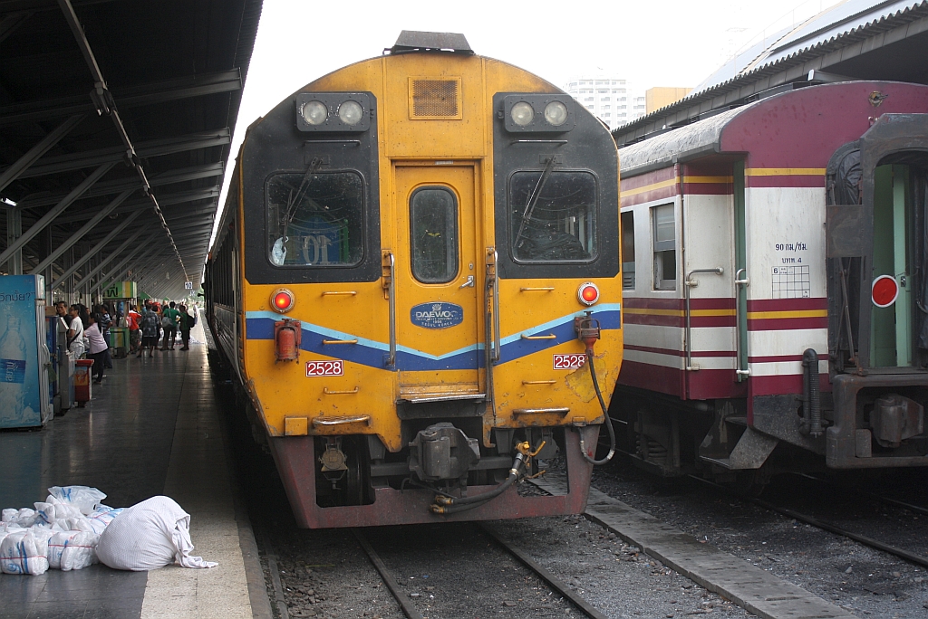 APD.60 2528 am 03.Juni 2012 auf Gleis 10 der Hua Lamphong Station.