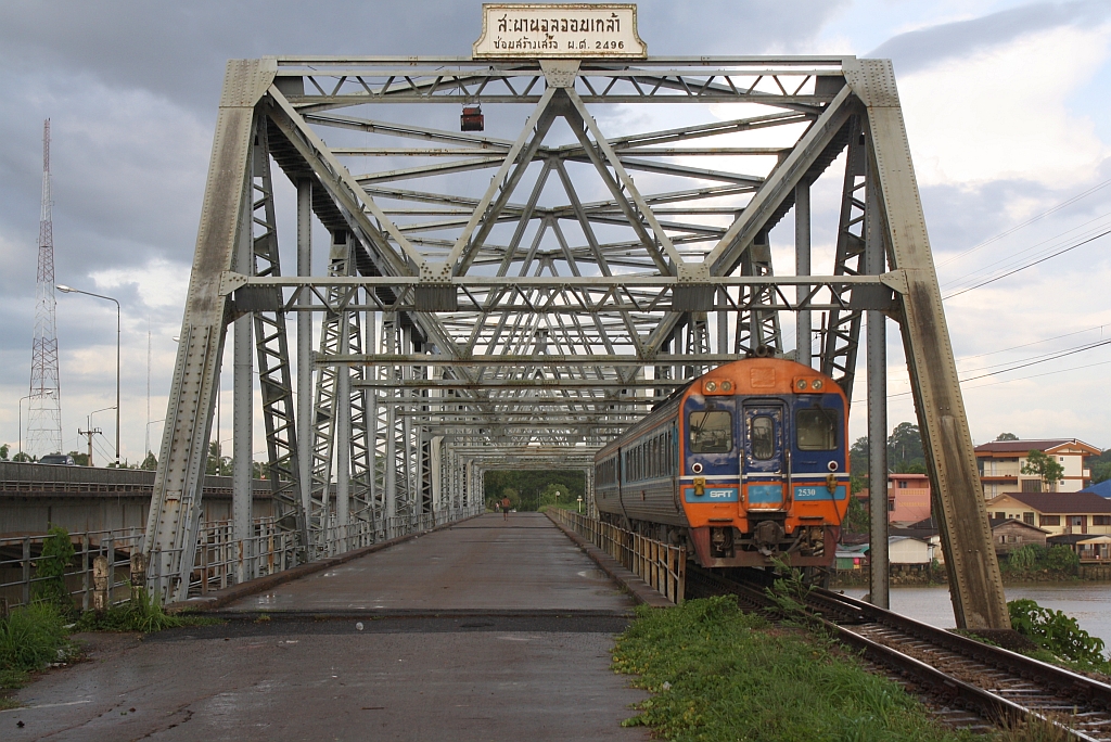 APD.60 2530 als letztes Fahrzeug des SP EXP DRC 43 (Bangkok - Surat Thani) am 16.Mai 2013 auf der 1953 errichtete Chulachomklao Bridge über den Tapi River. 
