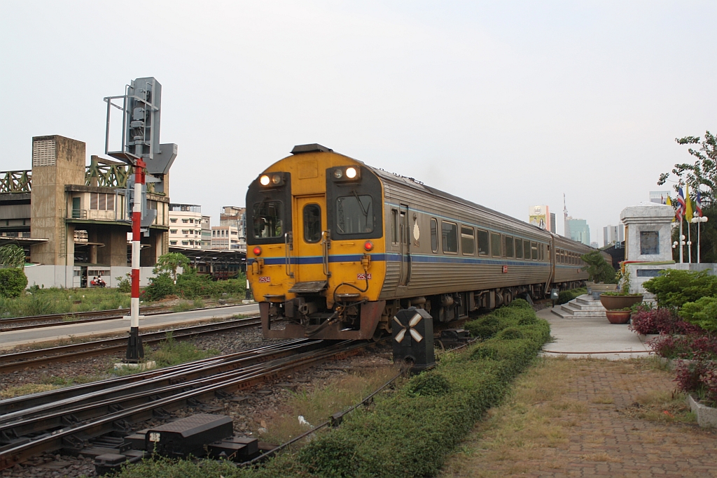 APD.60 2534 als erstes Fahrzeug des ausfahrenden SP EXP DRC 11 nach Chiang Mai am 10.Mai 2012 in der Hua Lamphong Station