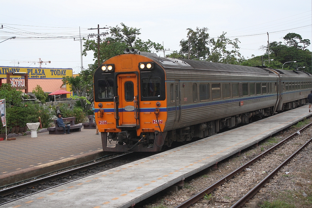 APD.60 2537 als erstes Fahrzeug des SP EXP 40 von Surat Thani nach Bangkok am 03.Juni 2012 in der Hua Hin Station.