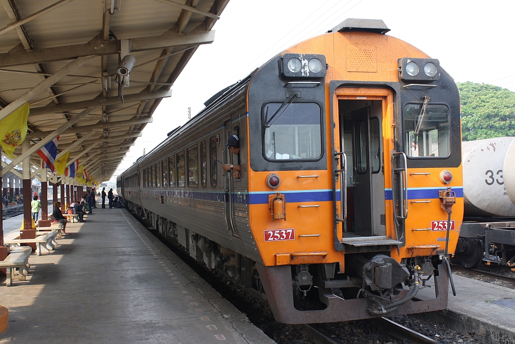 APD.60 2537 als SP EXP DRC 12 von Chiang Mai nach Bangkok am 14.März 2012 in der Phitsanulok Station.
