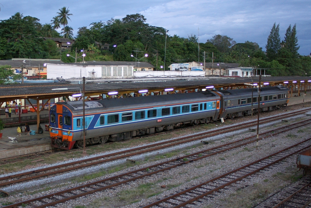 APD.60 2539 + 2538 während der Wendepause vom SP EXP DRC 43 auf den SP EXP DRC 44 am 23.August 2011 in der Surat Thani Station.