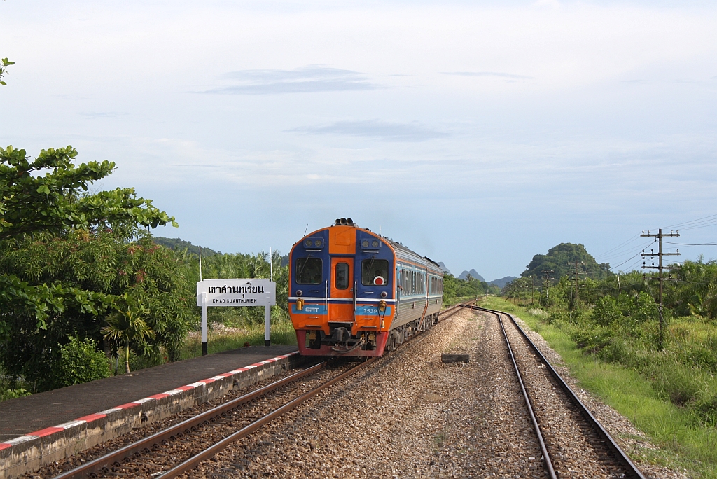 APD.60 2539 als letztes Fahrzeug des SP EXP DRC 43 (Bangkok - Surat Thani) am 17.Mai 2013 bei der Fahrt durch die Khao Suan Thurien Station.

