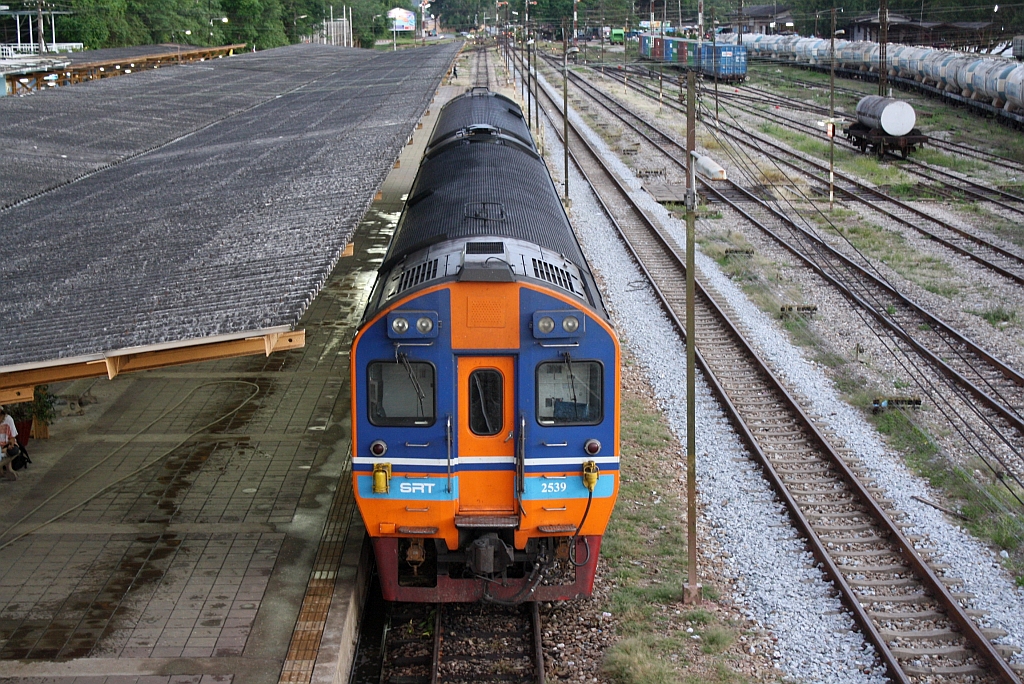 APD.60 2539 wendet am 23.August 2011 in der Surat Thani Station vom SP EXP DRC 43 auf den SP EXP DRC 44.