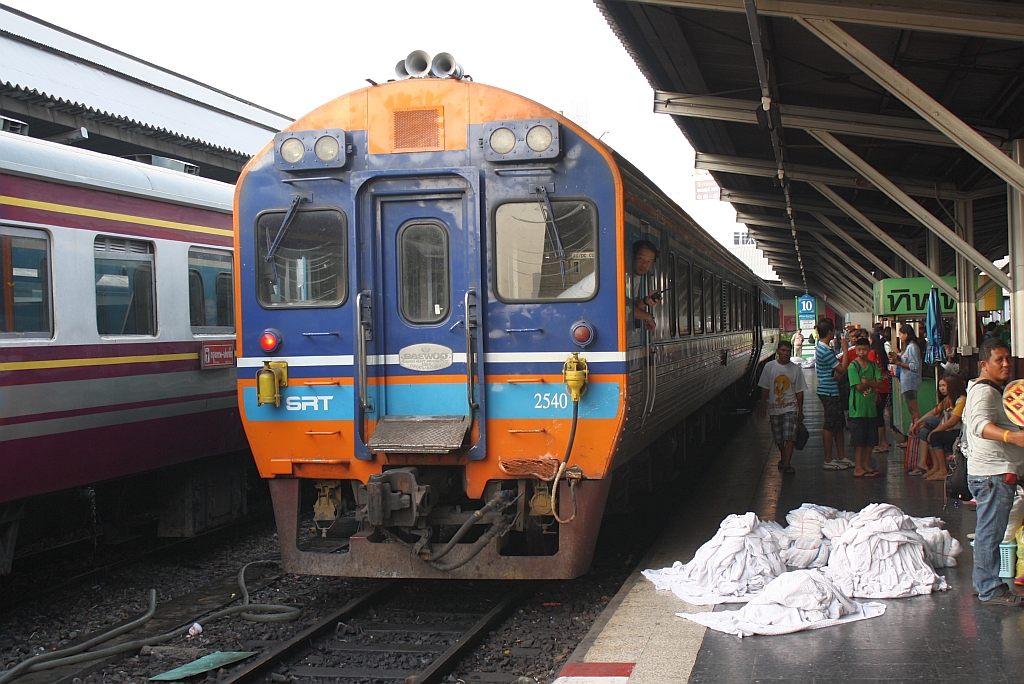 APD.60 2540 am 03.Juni 2012 auf Gleis 10 der Hua Lamphong Station.
