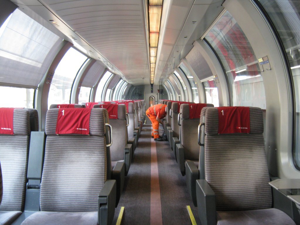 Apm 61 Pano: 61 85 19-90 111-9 am IR 2286 in Locarno. Dieser Wagen hat noch vor dem Refit die neuen Kopftcher bekommen, 21.04.2011.