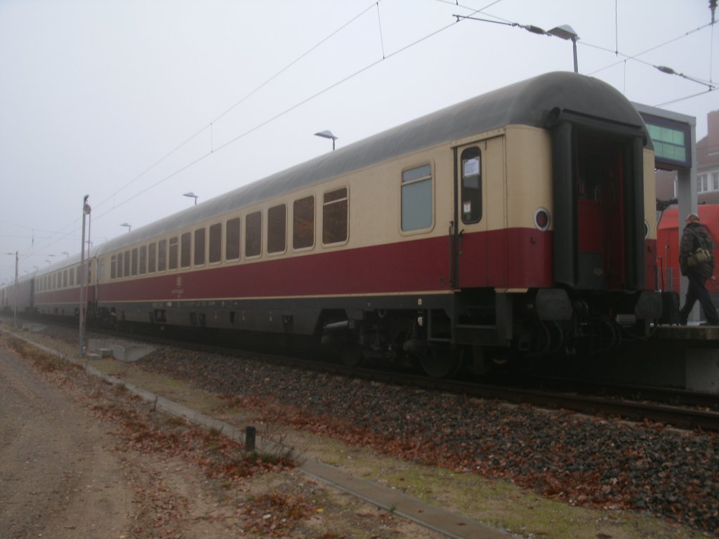 Apmz 56 80 18-95 001-0 als letzter Wagen im TEE Rheingold auf seiner letzten Fahrt von Binz nach Koblenz am 21.November 2012 in Binz.
