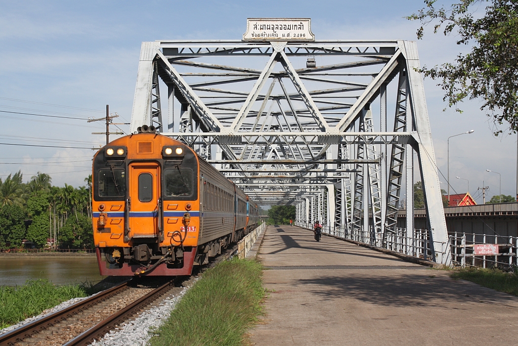 APN.20 2513 als erstes Fahrzeug des SP EXP DRC 41+39 (41:Bangkok - Yala / 39:Bangkok - Surat Thani) am 17.Mai 2013 mit 30min. Verspaetung auf der 1953 errichtete Chulachomklao Bridge ber den Tapi River. 

