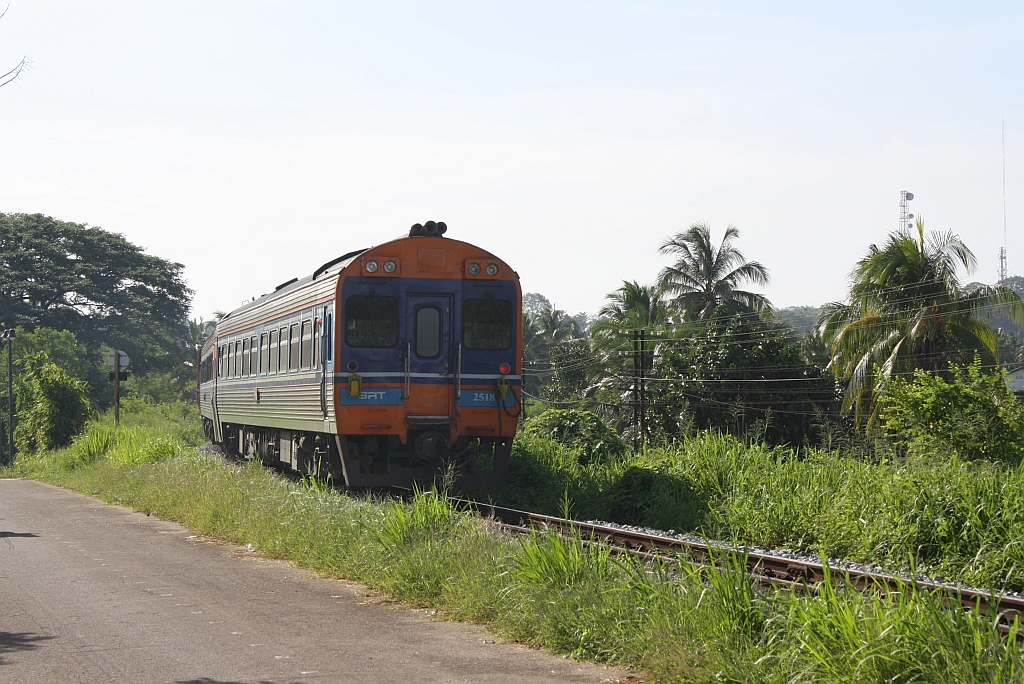 APN.20 2518 als letztes Fahrzeug des SP EXP DRC 41+39 (41:Bangkok - Yala / 39:Bangkok - Surat Thani) am 17.Mai 2013 mit 30min. Verspaetung kurz vor dem Einfahrvorsignal des Bf. Surat Thani.