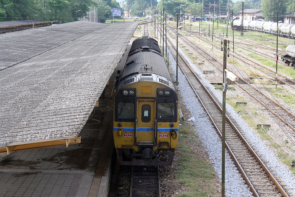 APN.20 2522 whrend der Wendepause vom SP EXP DRC 39 auf den SP EXP DRC 40 am 24.August 2011 im Bf. Surat Thani.

