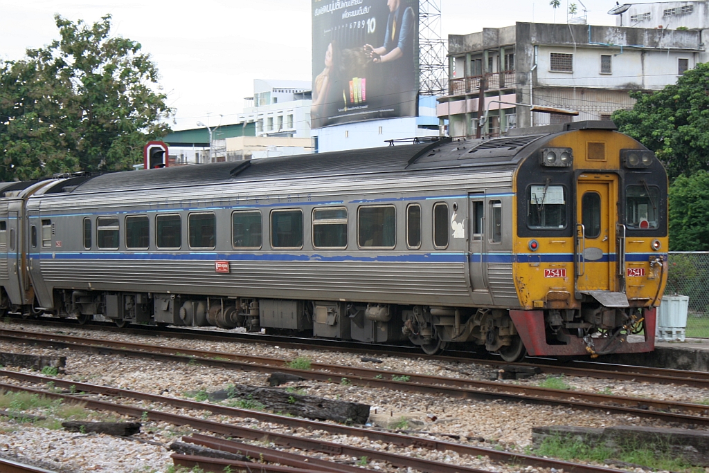 APN.60 2541 (Daewoo Heavy Industries, Bauj. 1996) verlsst am 28.Oktober 2010 als SP EXP DRC 42 (Yala - Bangkok) den Bf. Hat Yai Junction.