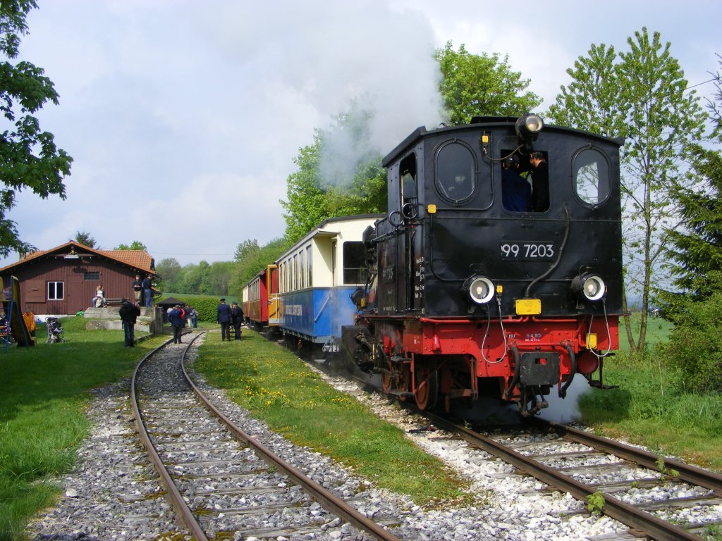 April 2011: Am Endbahnhof der Strecke Amstetten-Oppingen nach dem Umsetzen, bereit zur Rckfahrt. Ursprnglich ging die Strecke bis Laichingen weiter, wurde 1984 aber stillgelegt und abgebaut. (http://www.albbaehnle.de/)