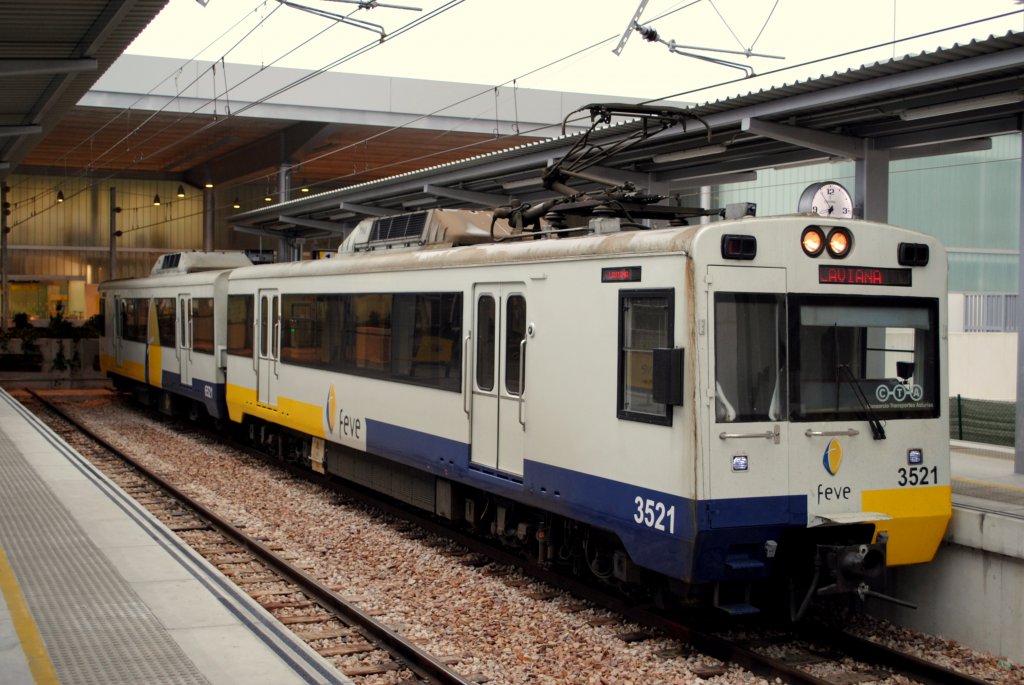 April 2011: Triebwagenzug im neuen Bahnhof von Gijon