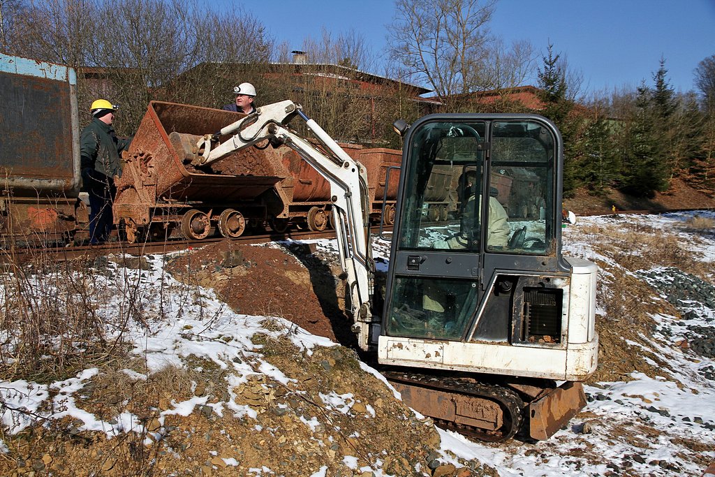 Arbeitseinsatz des Original-Fortuna-Grubenzuges am 11.02.2012  --  Da der Aushub zum Teil richtig festgebacken war, kam beim Entladen ein Minibagger zur Hilfe.  --  Weitere Fotos von dieser Kippaktion siehe auch in meinem http://www.fgf-fotoalbum.de/