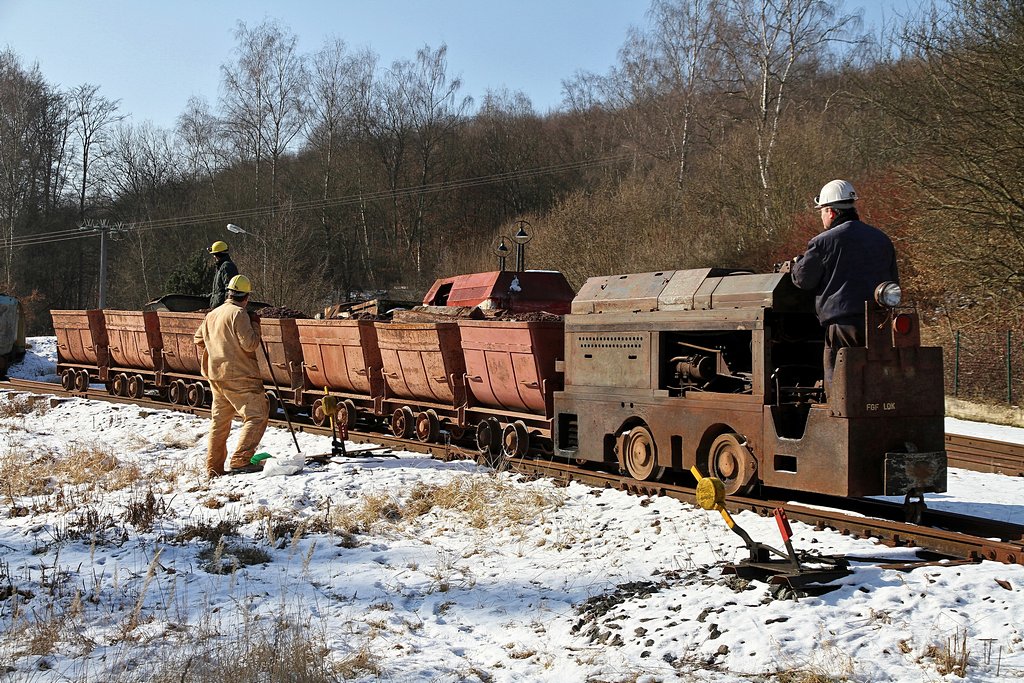 Arbeitseinsatz des Original-Fortuna-Grubenzuges am 11.02.2012  --  Die Lok (FGF Nr. 46) hat den Talbahnhof erreicht und schiebt den Grubenzug weiter zur Kippstelle.  --  Weitere Fotos von dieser Kippaktion siehe auch in meinem http://www.fgf-fotoalbum.de/