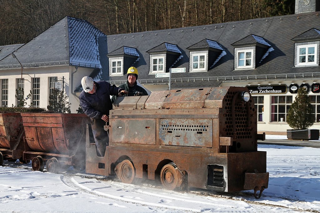 Arbeitseinsatz des Original-Fortuna-Grubenzuges am 11.02.2012  --  Fahrt vorbei am Zechenhaus, kurz vor der Einfahrt zum FGF Museumsgelnde. Nun hat mit der Ruhrthaler KML 7 die  richtige  Fortuna-Lok den Zug am Haken. Die rostfarbene Lok zeigt ganz bewusst den Zustand von vor knapp dreiig Jahren. Diese Fahrt war brigens der erste echte Einsatz des Zuges seit Stilllegung der Grube.  --  Weitere Fotos von dieser Kippaktion siehe auch in meinem http://www.fgf-fotoalbum.de/