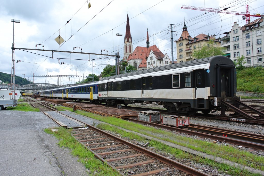 Arbeitslose, auf unbestimmte Zeit abgestellte Personenwagen (z.T. ausrangiet) im GB von St. Gallen; von vorne: D ex. SNCF 50 85 92-75 311-7, B EWI NPZ 176-0+334-5+218-0, A EWI NPZ 036-0+033-7, 21.07.2012.