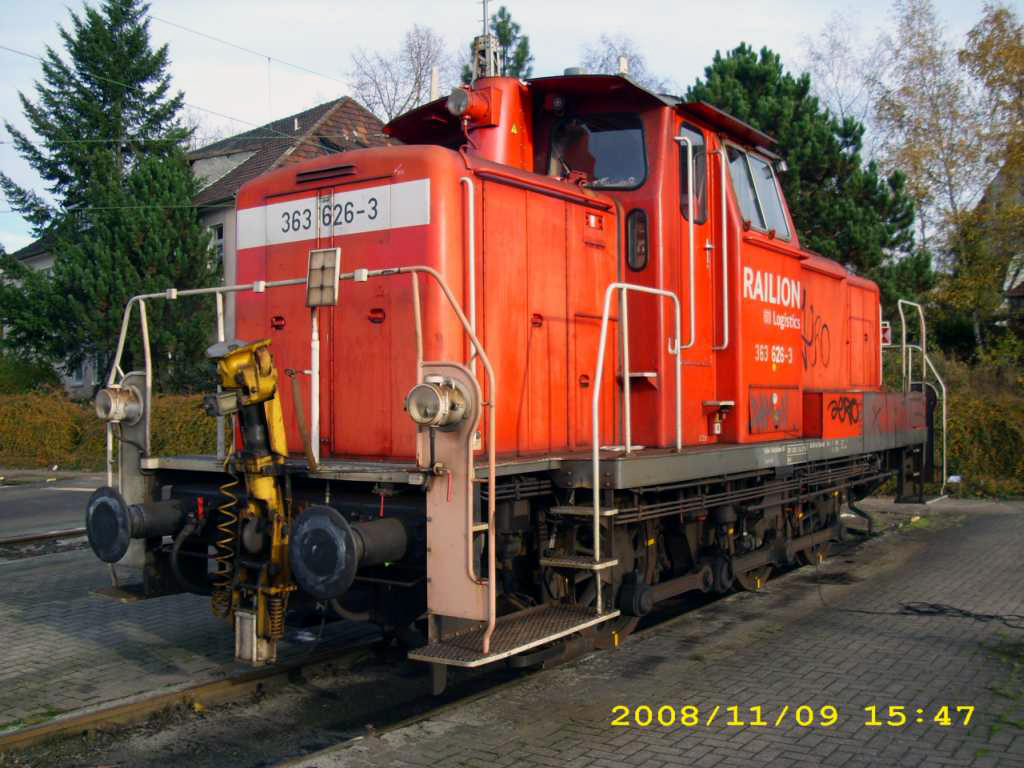 Arbeitsschlu!! Jedenfalls am 09.11.2009 fr die 363 626 der DB in Osnabrck. Im letzten Sonnenlicht konnte ich die MAK 600215 auf den Chip brennen. Baujahr der Ex V 60 626 war 1959.
