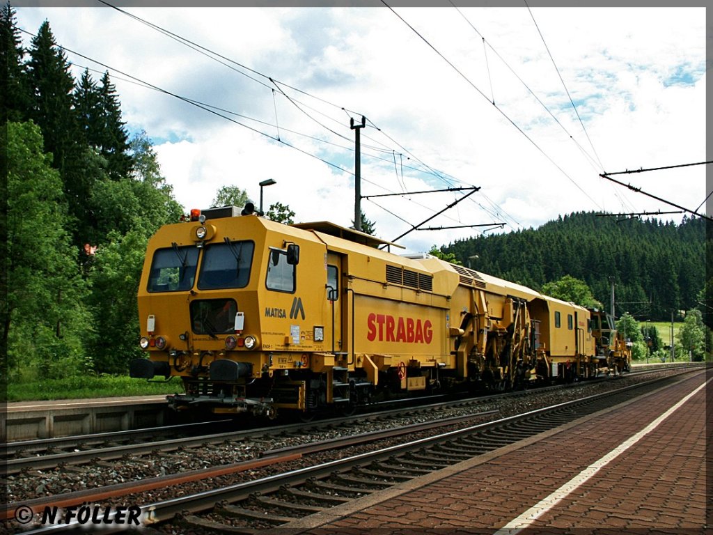 Arbeitszug der Firma STRABAG am 17.06.2012 unterwegs nach Norden in Frtschendorf 