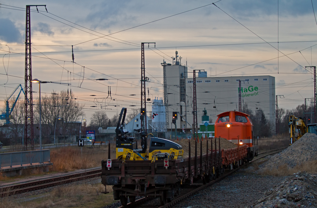 Arbeitszug mit beladenen Kieswagen und einer Tandem Vibrationswalze ( Bomag BW 120 AD ) stehen im Bf Anklam auf Gleis 7 bereit fr die Baustelle an der Eisenbahn  Brcke. - 20.02.2012 
