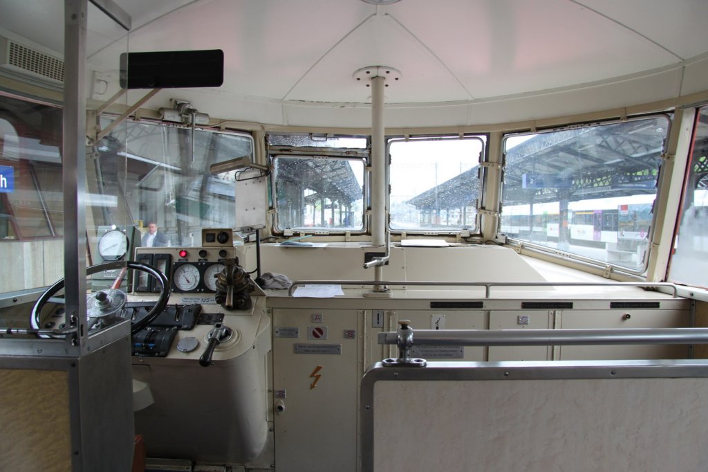 Arbon Classics 2012.Alte Technik,im 74 jhrigen  Roten Pfeil  RBe 2/4,der OeBB kann man den Fahrzeugfhrer bei seiner Arbeit beobachten.05.05.12

