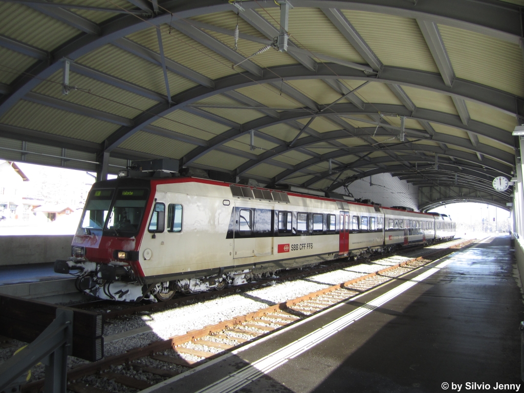 Architektonisch wunderbar, zum Fotografieren aber furchtbar... Die neue Bahnhofshalle des Bahnhofs Le Brassus mit dem RBDe 560 273-5 (ex RBDe 560 106-7 ''Egnach'') am 16.1.2013