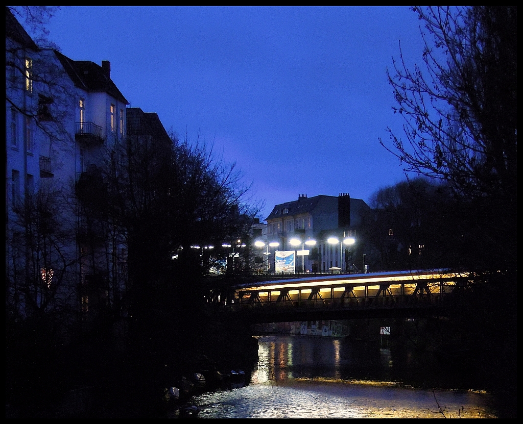 Archiv: Blaue Stunde an der Hamburger U-Bahnstation  Eppendorfer Baum . 31.12.2012
